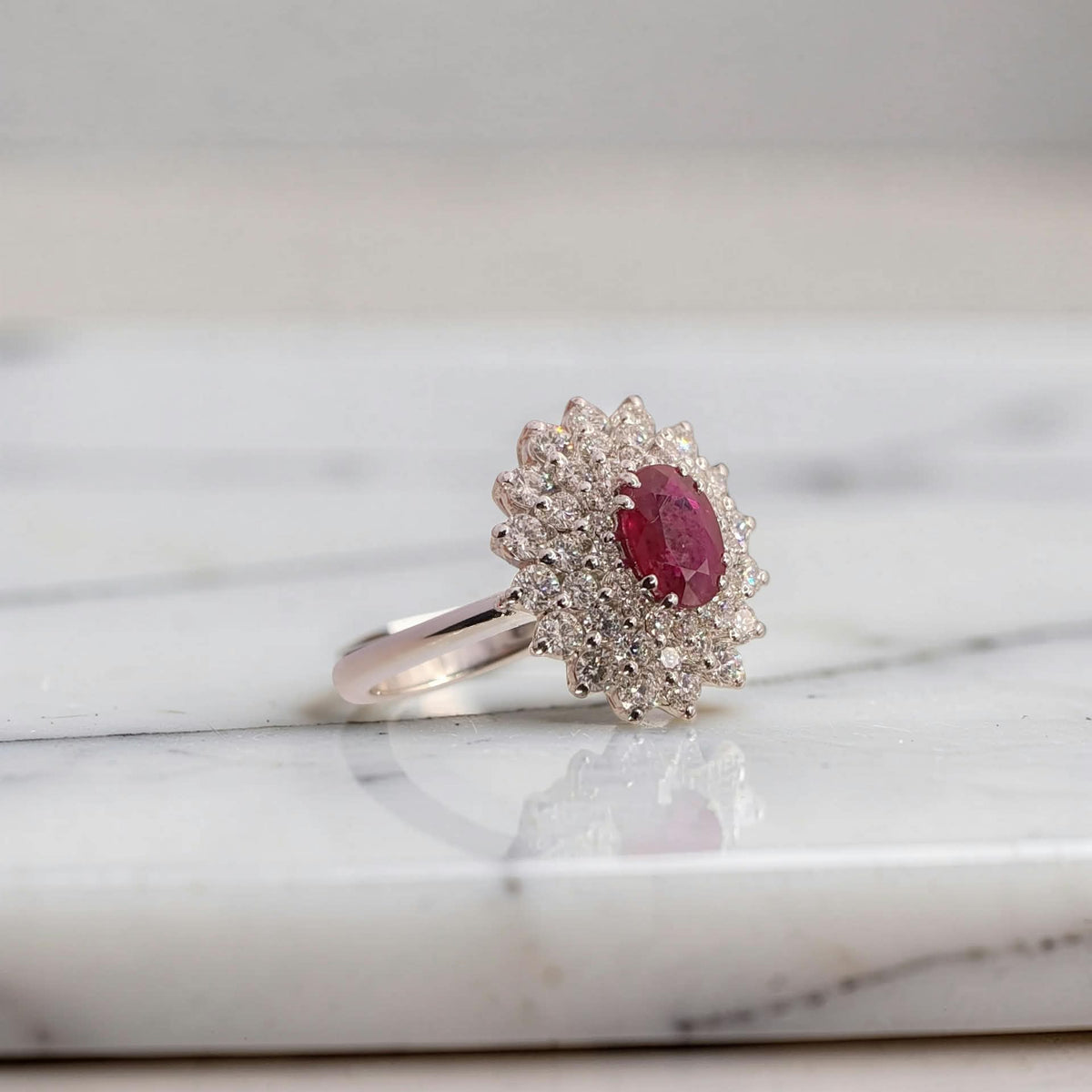 Anello con rubino e diamanti in oro bianco 18kt, vista di profilo