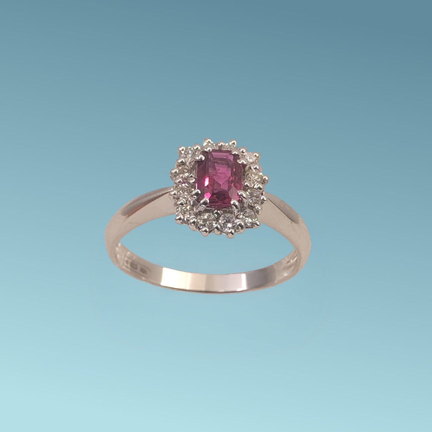 anello con rubino di meteore gioielli in oro bianco 18k presenta al centro un rubino naturale da 0,60 ct taglio rettangolare, e diamanti naturali di 0.20 ct.