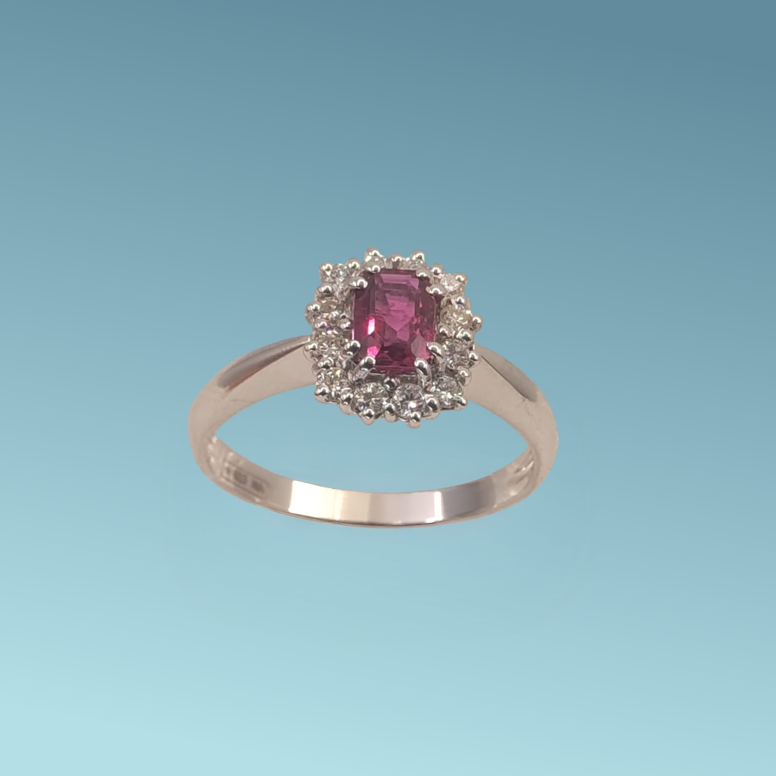 Anello con Rubino di Meteore Gioielli in Oro Bianco 18k presenta al centro un rubino naturale da 0,60 ct taglio rettangolare, e diamanti naturali di 0.20 ct.