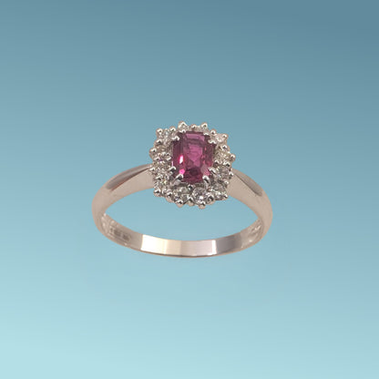 Anello con Rubino di Meteore Gioielli in Oro Bianco 18k presenta al centro un rubino naturale da 0,60 ct taglio rettangolare, e diamanti naturali di 0.20 ct.