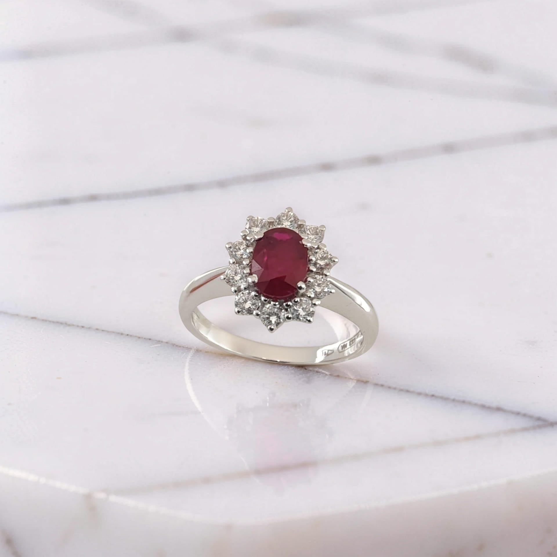 Anello in oro bianco 18Kt con rubino naturale da 0,98 ct e diamanti da 0,48 ct. Un gioiello elegante e luminoso firmato Meteore Gioielli.