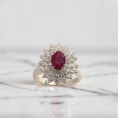 Dettaglio del rubino ovale 0,88 ct circondato da tre giri di diamanti G VS1