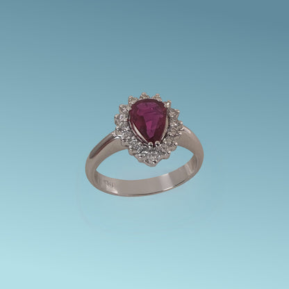 Anello in oro bianco 18kt di Meteore Gioielli presenta uno Splendido Rubino naturale dal taglio a goccia di 1.00 ct incassato al centro di diamanti 0.32 ct.