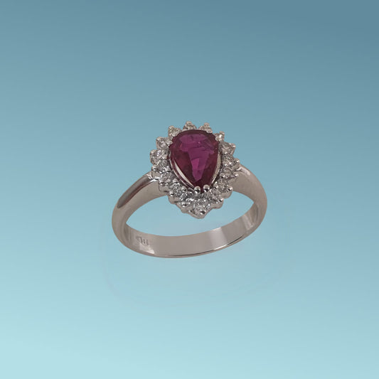Anello in oro bianco 18kt di Meteore Gioielli presenta uno Splendido Rubino naturale dal taglio a goccia di 1.00 ct incassato al centro di diamanti 0.32 ct.