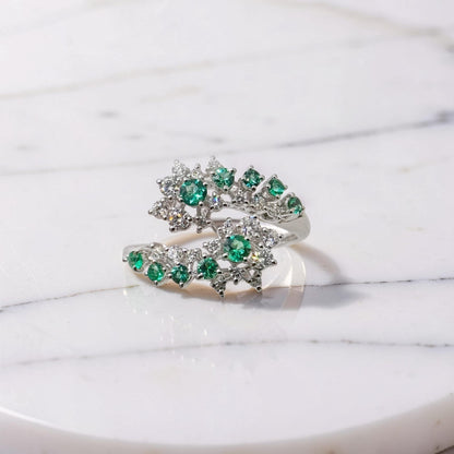 Anello oro bianco 18kt Meteore Gioielli a due teste di serpente con smeraldi naturali e diamanti naturali 0,39 ct su sfondo bianco marmoreo