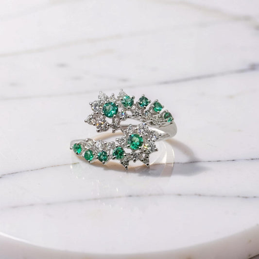 Anello oro bianco 18kt Meteore Gioielli a due teste di serpente con smeraldi naturali e diamanti naturali 0,39 ct su sfondo bianco marmoreo