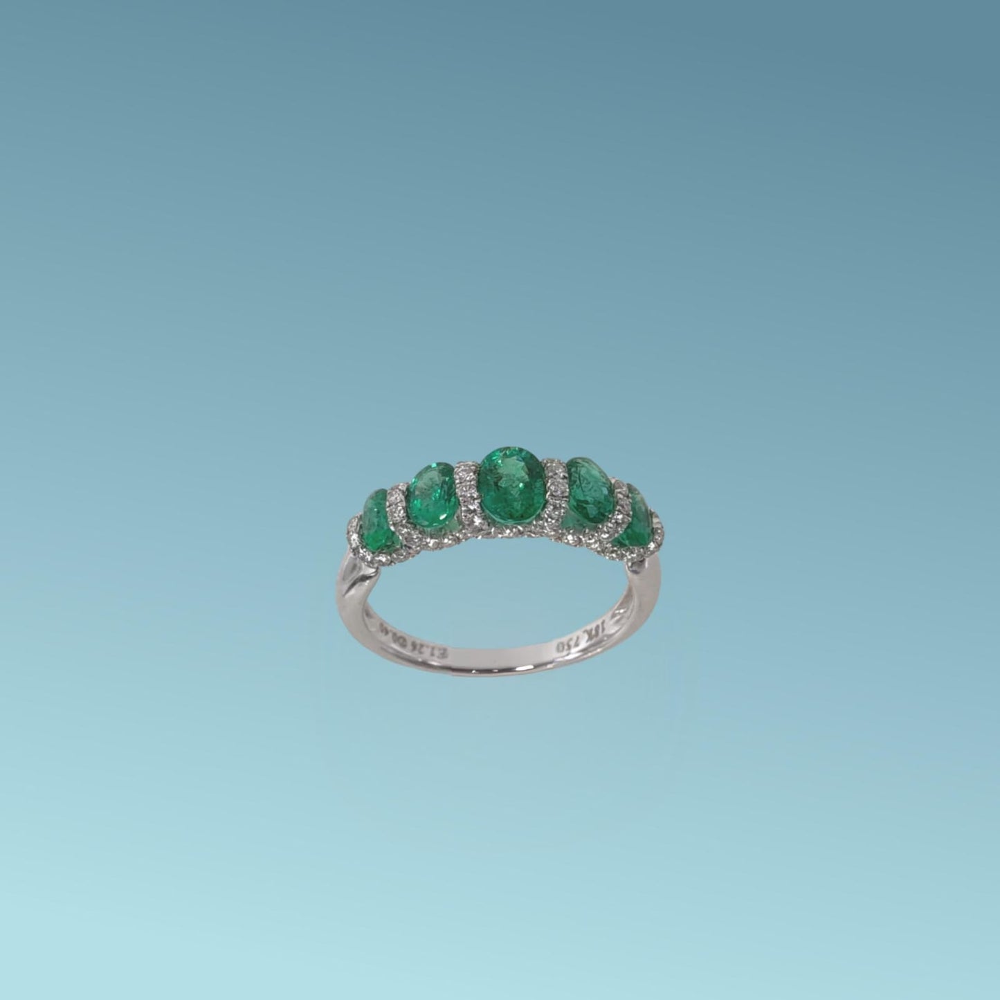 anello con smeraldi in oro bianco 18kt di meteore gioielli presenta 5 smeraldi ovali con dimensioni a scalare per un totale di 1.26 ct