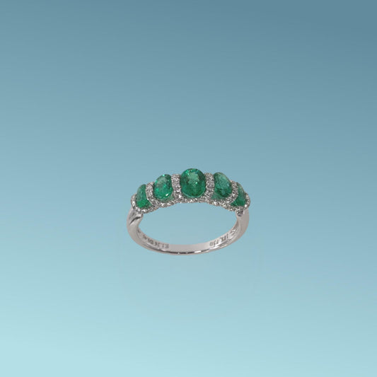 Anello con smeraldi in oro bianco 18kt di meteore Gioielli presenta 5 smeraldi ovali con dimensioni a scalare per un totale di 1.26 ct