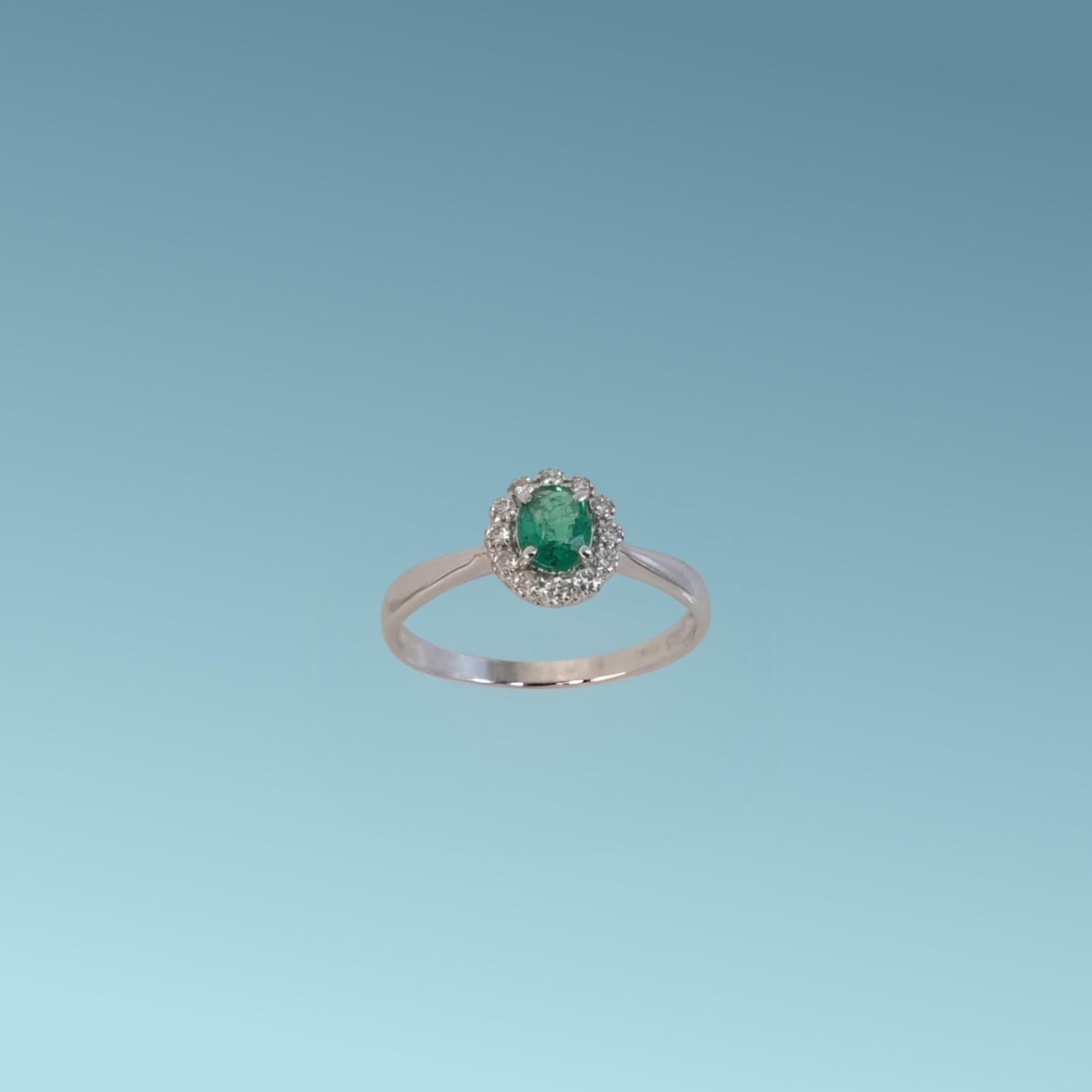 Anello in oro bianco 18kt di Meteore Gioielli con Smeraldo naturale ct 0.30 e un contorno di diamanti naturali taglio brillante ct 0.12 G/VS