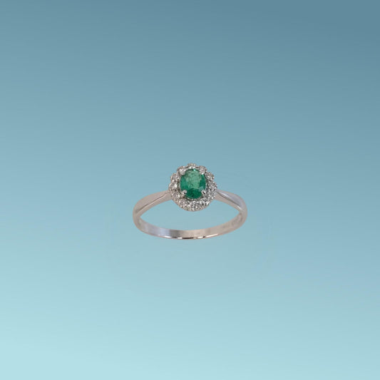 Anello in oro bianco 18kt di Meteore Gioielli con Smeraldo naturale ct 0.30 e un contorno di diamanti naturali taglio brillante ct 0.12 G/VS