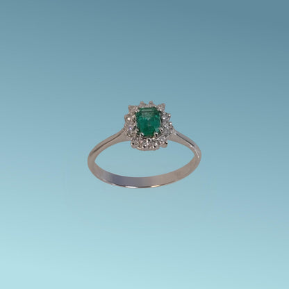 Anello in oro bianco 18kt di Meteore Gioielli presenta un bellissimo Smeraldo naturale taglio rettangolare ct 0.33 con contorno di diamanti naturali ct 0.13