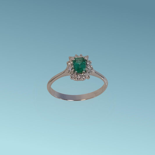 Anello in oro bianco 18kt di Meteore Gioielli presenta un bellissimo Smeraldo naturale taglio rettangolare ct 0.33 con contorno di diamanti naturali ct 0.13