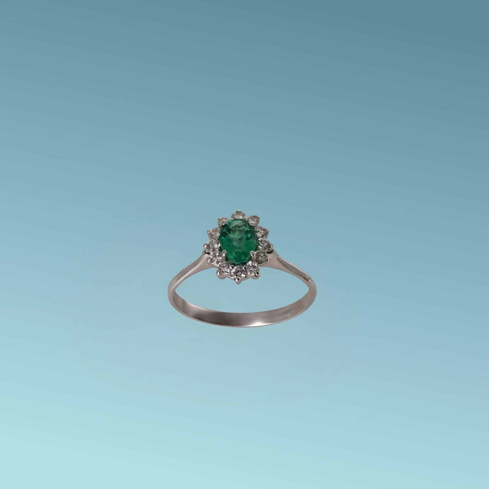Anello in oro bianco 18kt di Meteore Gioielli con Smeraldo naturale taglio ovale ct 0.44 e contorno di diamanti naturali taglio brillante ct 0.22 G/VS