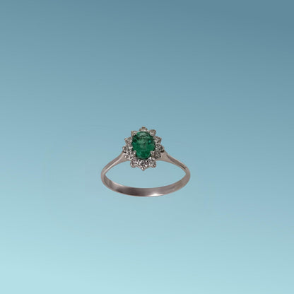 Anello in oro bianco 18kt di Meteore Gioielli con Smeraldo naturale taglio ovale ct 0.44 e contorno di diamanti naturali taglio brillante ct 0.22 G/VS