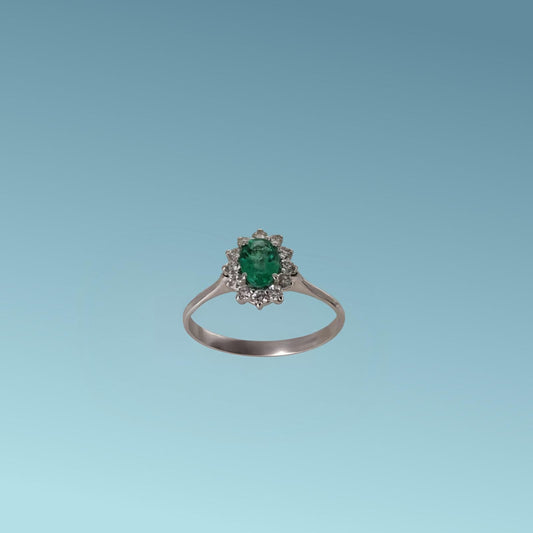 Anello in oro bianco 18kt di Meteore Gioielli con Smeraldo naturale taglio ovale ct 0.44 e contorno di diamanti naturali taglio brillante ct 0.22 G/VS