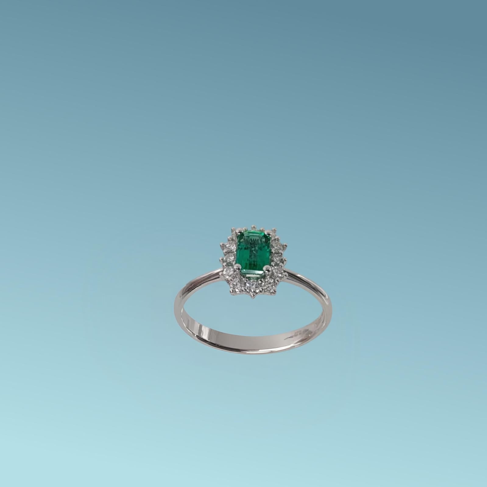 L'anello in oro bianco 18kt di Mirco Visconti presenta uno smeraldo centrale taglio rettangolare ct 0.46, e una fila di diamanti naturali ct 0.21 