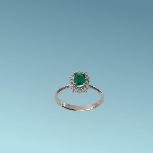 L'anello in oro bianco 18kt di Mirco Visconti presenta uno smeraldo centrale taglio rettangolare ct 0.46, e una fila di diamanti naturali ct 0.21 