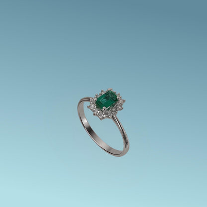 L'anello in oro bianco 18kt di Mirco Visconti presenta uno smeraldo centrale taglio rettangolare ct 0.46, e una fila di diamanti naturali ct 0.21 