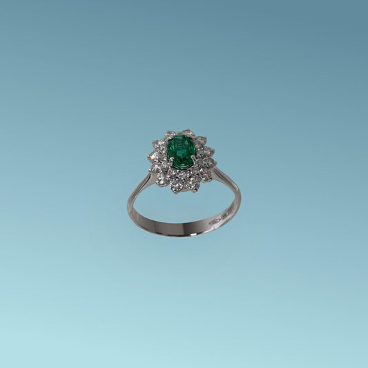 Questo anello di Meteore Gioielli è un gioiello raffinato in Oro Bianco 18k con uno smeraldo naturale ovale di ct 0.59 e un doppio giro di diamanti 0.58 ct G/VS