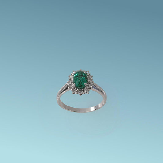 Anello in oro bianco 18kt di Meteore Gioielli presenta uno smeraldo naturale dal colore verde intenso ct 0.94, e una cornice di diamanti naturali da 0.24ct
