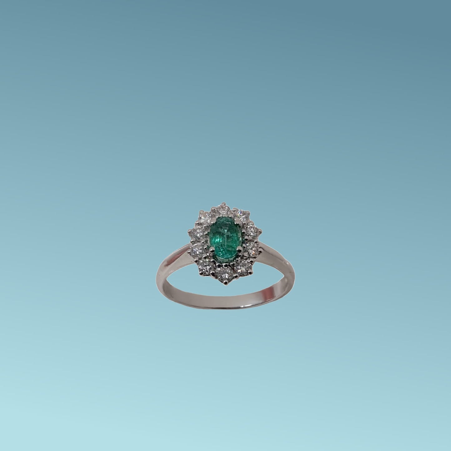 anello con smeraldo di meteore gioielli in oro bianco 18kt con smeraldo ct 051 e diamanti naturali da 0.42ct è un capolavoro di eleganza e raffinatezza