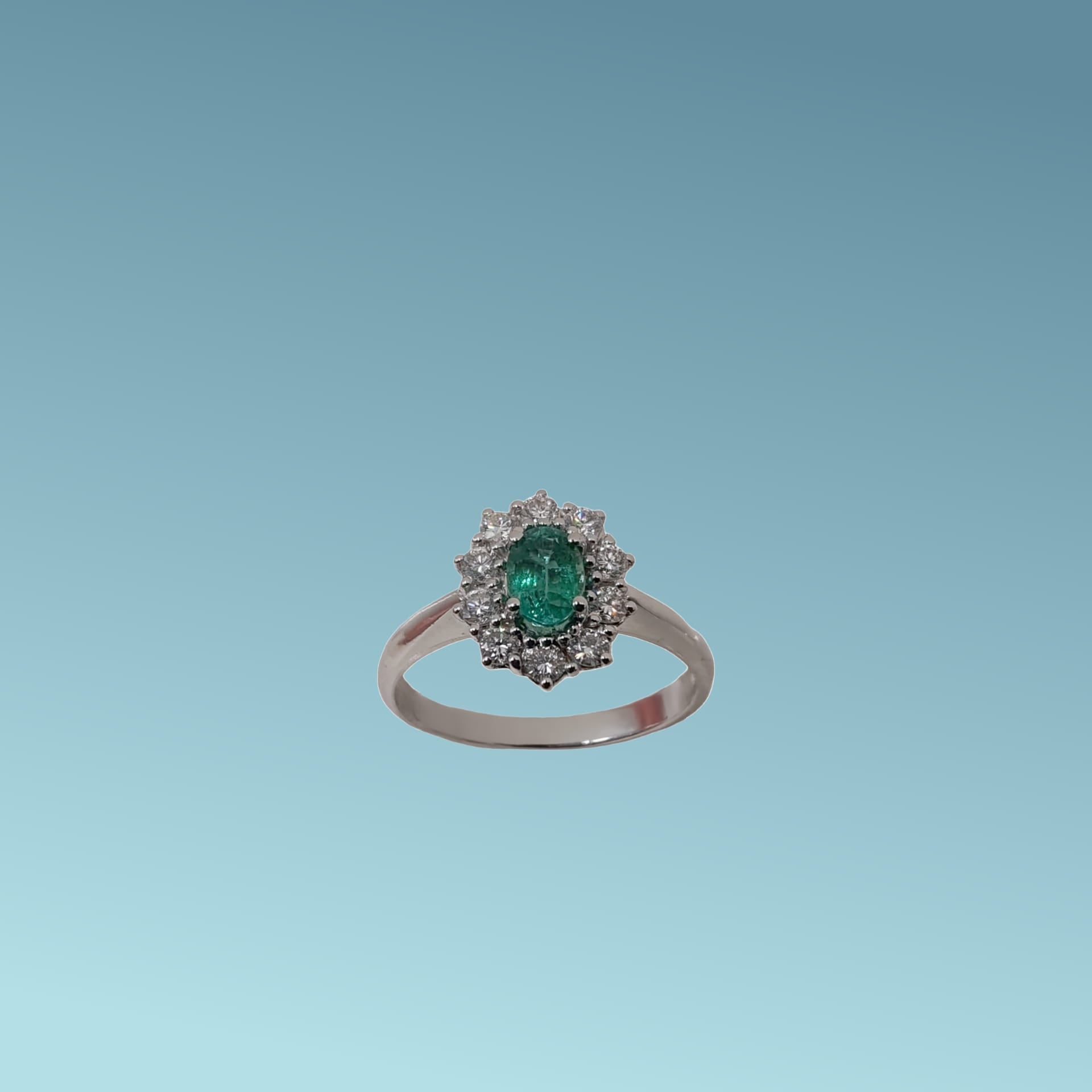 Anello con Smeraldo di Meteore Gioielli in oro bianco 18kt con smeraldo ct 051 e diamanti naturali da 0.42ct è un capolavoro di eleganza e raffinatezza