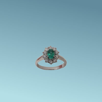 Anello con Smeraldo di Meteore Gioielli in oro bianco 18kt con smeraldo ct 051 e diamanti naturali da 0.42ct è un capolavoro di eleganza e raffinatezza
