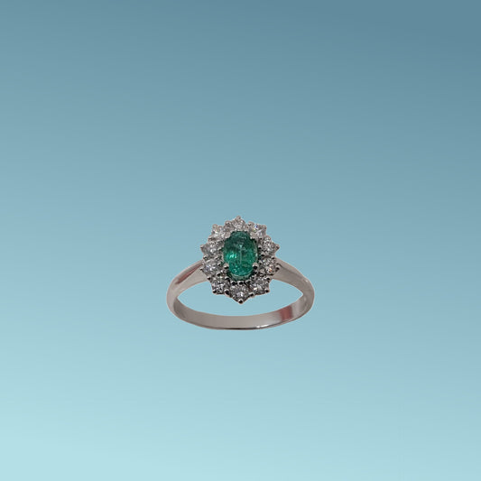Anello con Smeraldo di Meteore Gioielli in oro bianco 18kt con smeraldo ct 051 e diamanti naturali da 0.42ct è un capolavoro di eleganza e raffinatezza