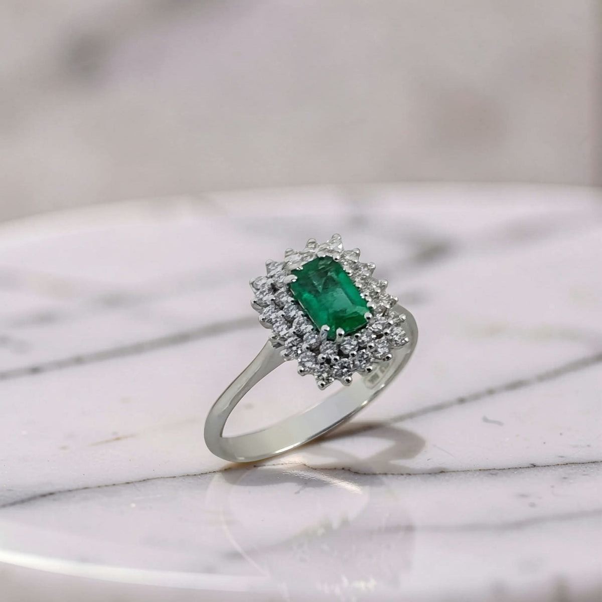 Anello con smeraldo e doppio halo di diamanti in oro bianco 18kt, vista di profilo