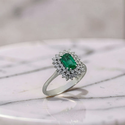 Anello con smeraldo e doppio halo di diamanti in oro bianco 18kt, vista di profilo