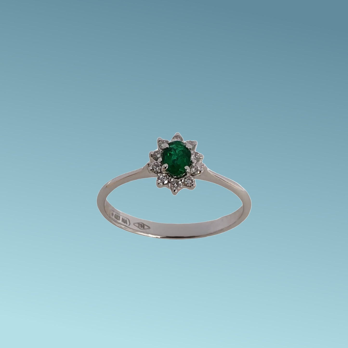 anello in oro bianco 18kt di meteore gioielli con smeraldo naturale ovale e un giro di diamanti naturali disponibile con diverse carature di smeraldi e diamanti