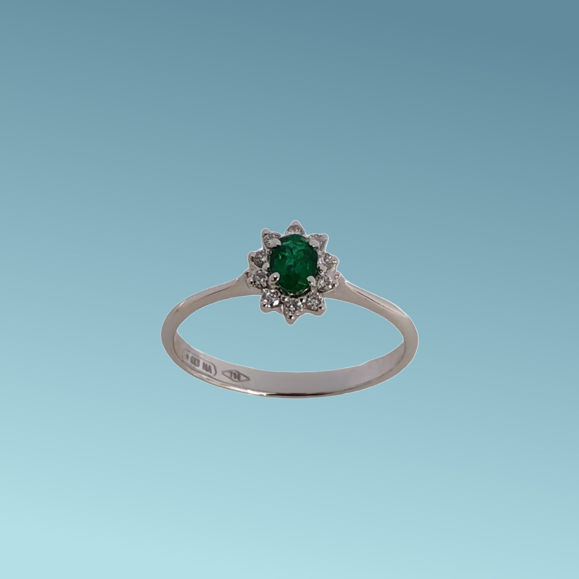 Anello in oro bianco 18kt di Meteore Gioielli con smeraldo naturale ovale e un giro di diamanti naturali Disponibile con diverse carature di smeraldi e diamanti