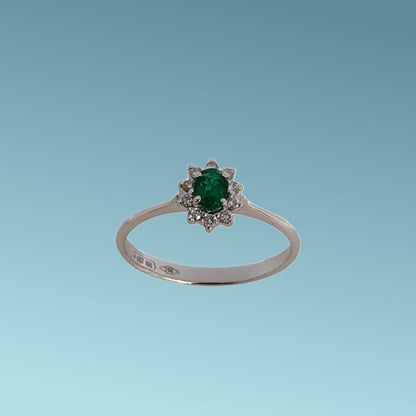 Anello in oro bianco 18kt di Meteore Gioielli con smeraldo naturale ovale e un giro di diamanti naturali Disponibile con diverse carature di smeraldi e diamanti
