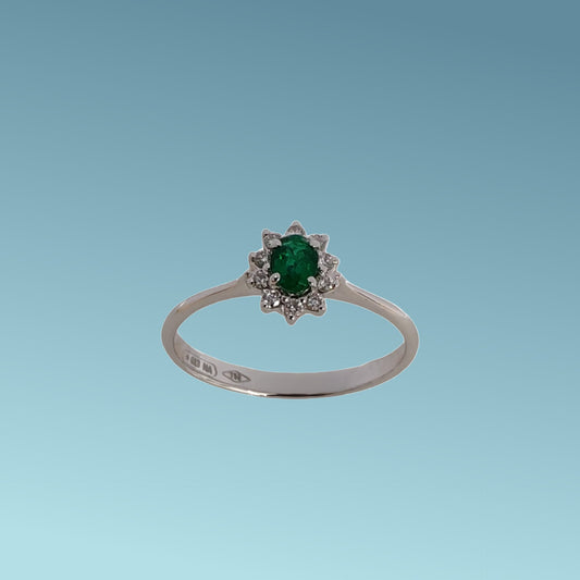 Anello in oro bianco 18kt di Meteore Gioielli con smeraldo naturale ovale e un giro di diamanti naturali Disponibile con diverse carature di smeraldi e diamanti