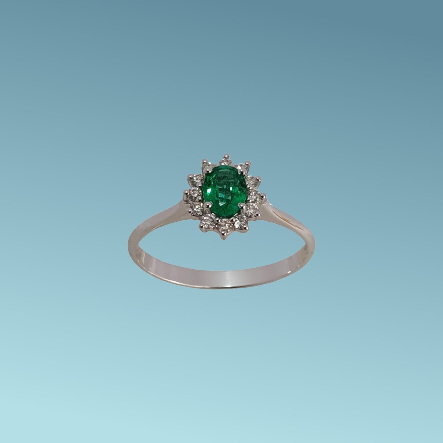 anello in oro bianco 18kt di meteore gioielli con smeraldo naturale taglio ovale ct 0.25 e contorno di diamanti naturali taglio brillante ct 0.19 g/vs.