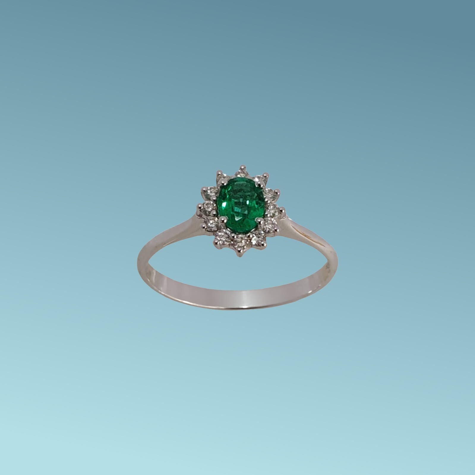 Anello in oro bianco 18kt di Meteore Gioielli con Smeraldo naturale taglio ovale ct 0.25 e contorno di diamanti naturali taglio brillante ct 0.19 G/VS.