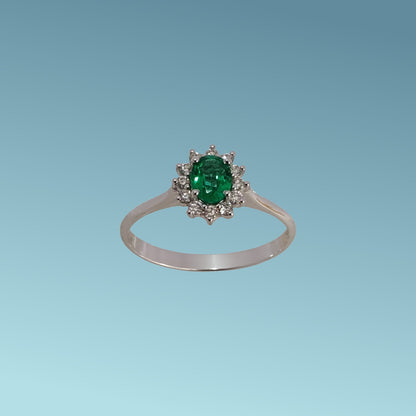 Anello in oro bianco 18kt di Meteore Gioielli con Smeraldo naturale taglio ovale ct 0.25 e contorno di diamanti naturali taglio brillante ct 0.19 G/VS.