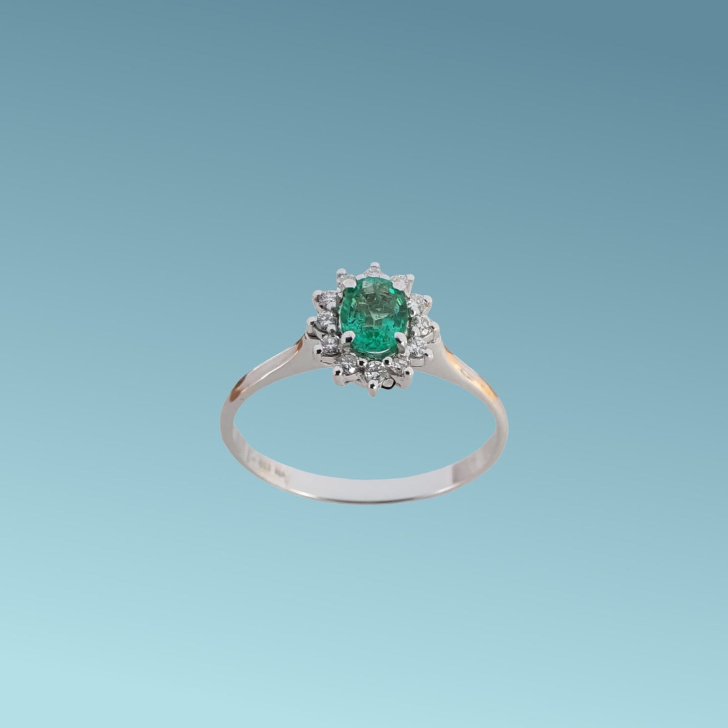 anello in oro bianco 18kt di meteore gioielli con smeraldo naturale taglio ovale ct 0.30 e contorno di diamanti naturali taglio brillante ct 0.12 g/vs