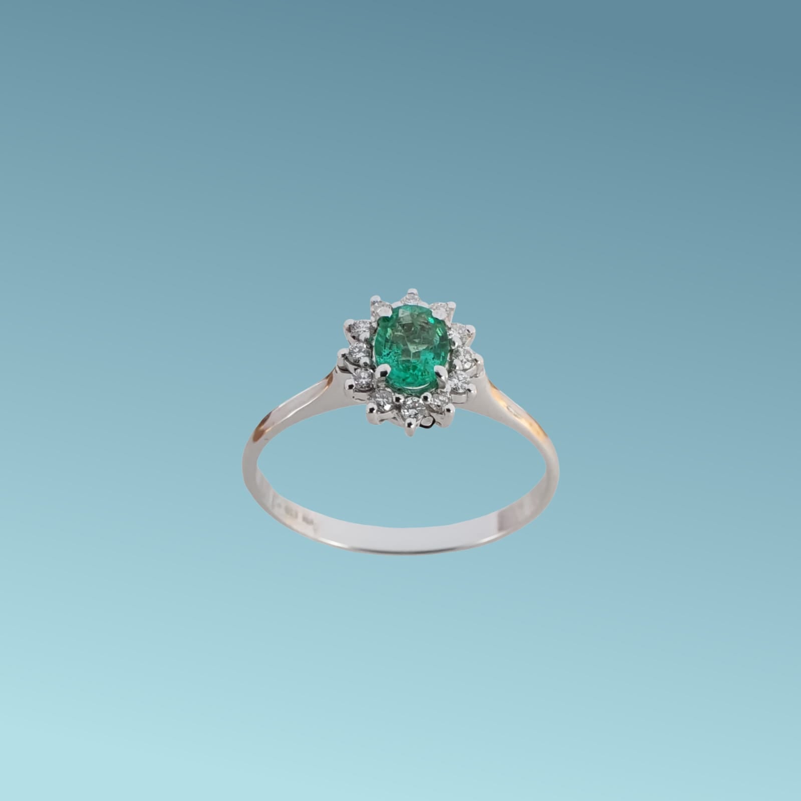 Anello in oro bianco 18kt di Meteore Gioielli con Smeraldo naturale taglio ovale ct 0.30 e contorno di diamanti naturali taglio brillante ct 0.12 G/VS