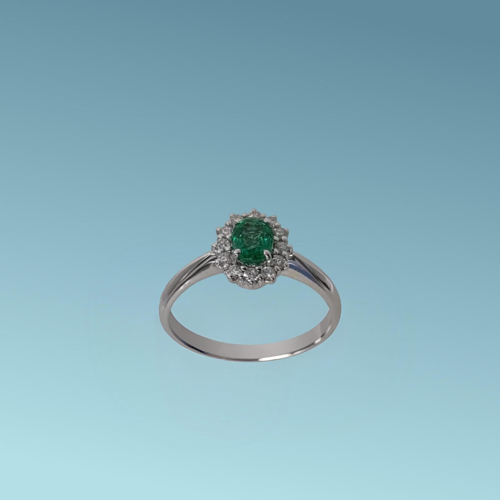 anello smeraldo ovale con giro di diamanti di meteore gioielli