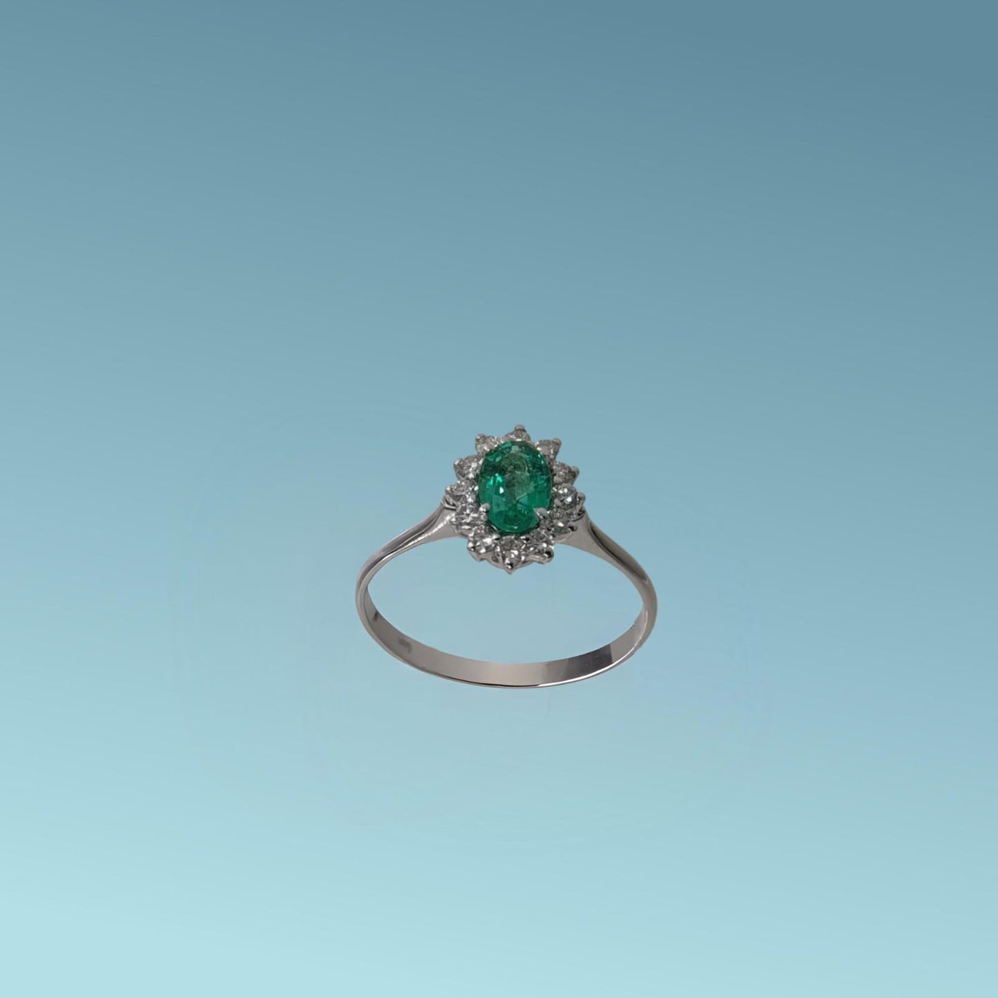 anello smeraldo ovale con giro di diamanti di meteore gioielli