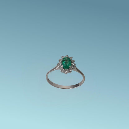 anello smeraldo ovale con giro di diamanti di meteore gioielli