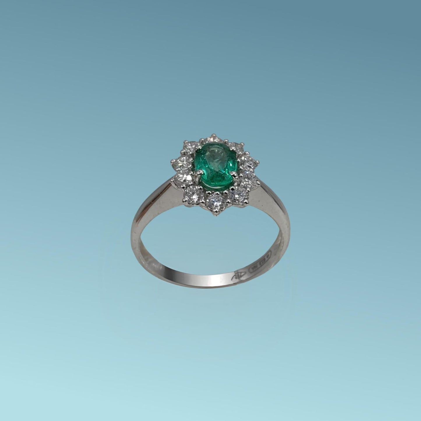 anello oro bianco 18ct con smeraldo di 0.72 carati e contorno di diamanti naturali di 0.52 carati realizzato da meteore gioielli 