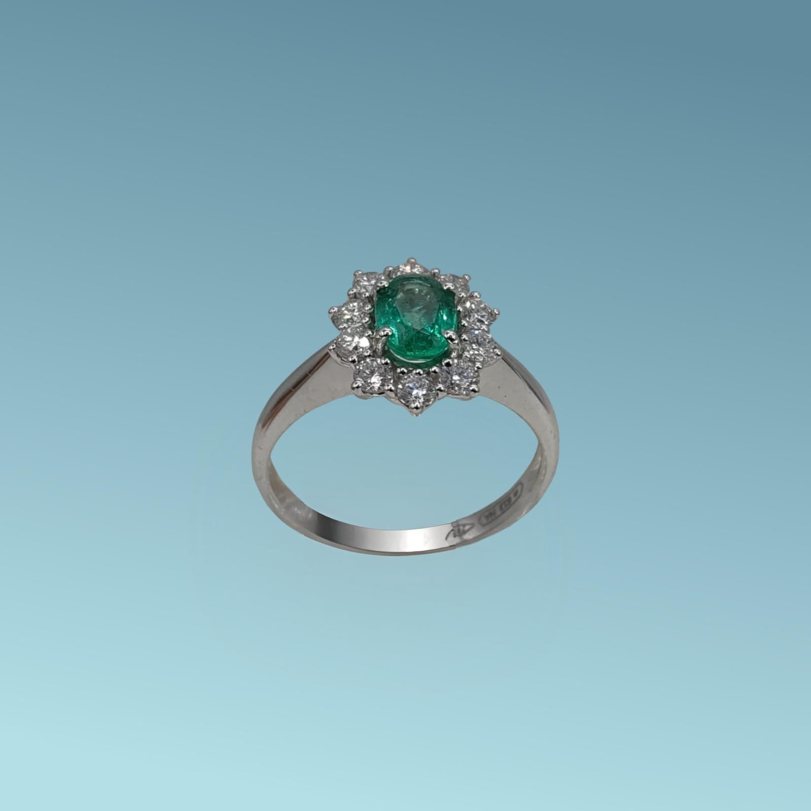 Anello oro bianco 18ct con Smeraldo di 0.72 carati e contorno di diamanti naturali di 0.52 carati realizzato da Meteore Gioielli 