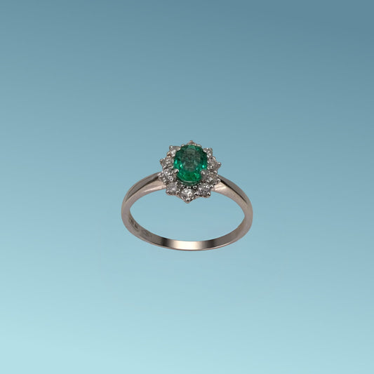 Realizzato in Oro Bianco 18k, l'anello con Smeraldo di Meteore Gioielli presenta uno smeraldo naturale ovale ct 0.53 un giro di diamanti naturali ct 0.24