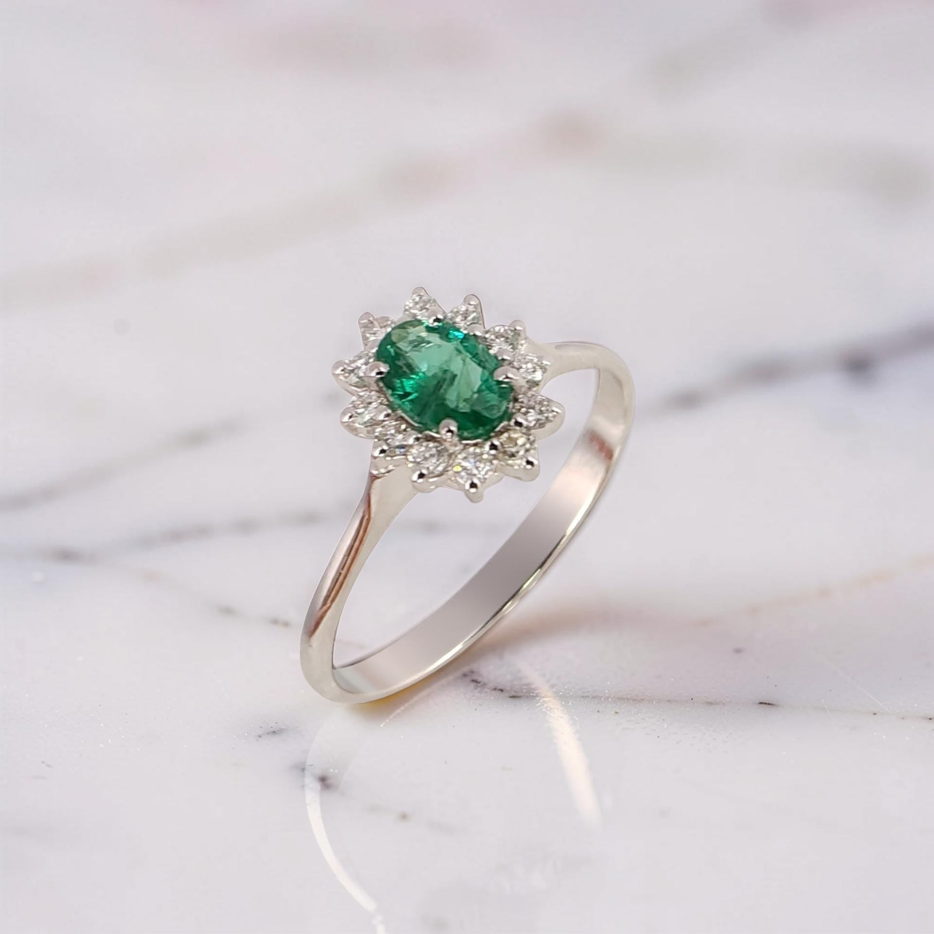 Anello in oro bianco 18kt con smeraldo naturale 0,36 ct e diamanti 0,11 ct G/VS1.