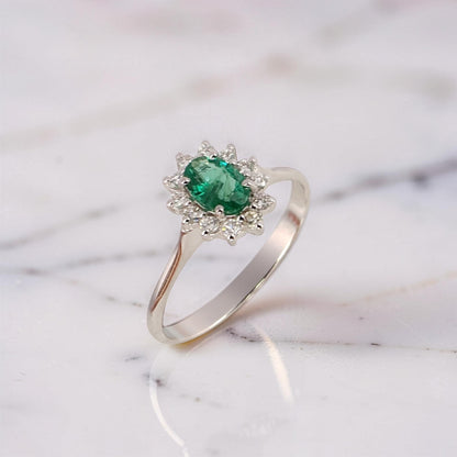 Anello in oro bianco 18kt con smeraldo naturale 0,36 ct e diamanti 0,11 ct G/VS1.