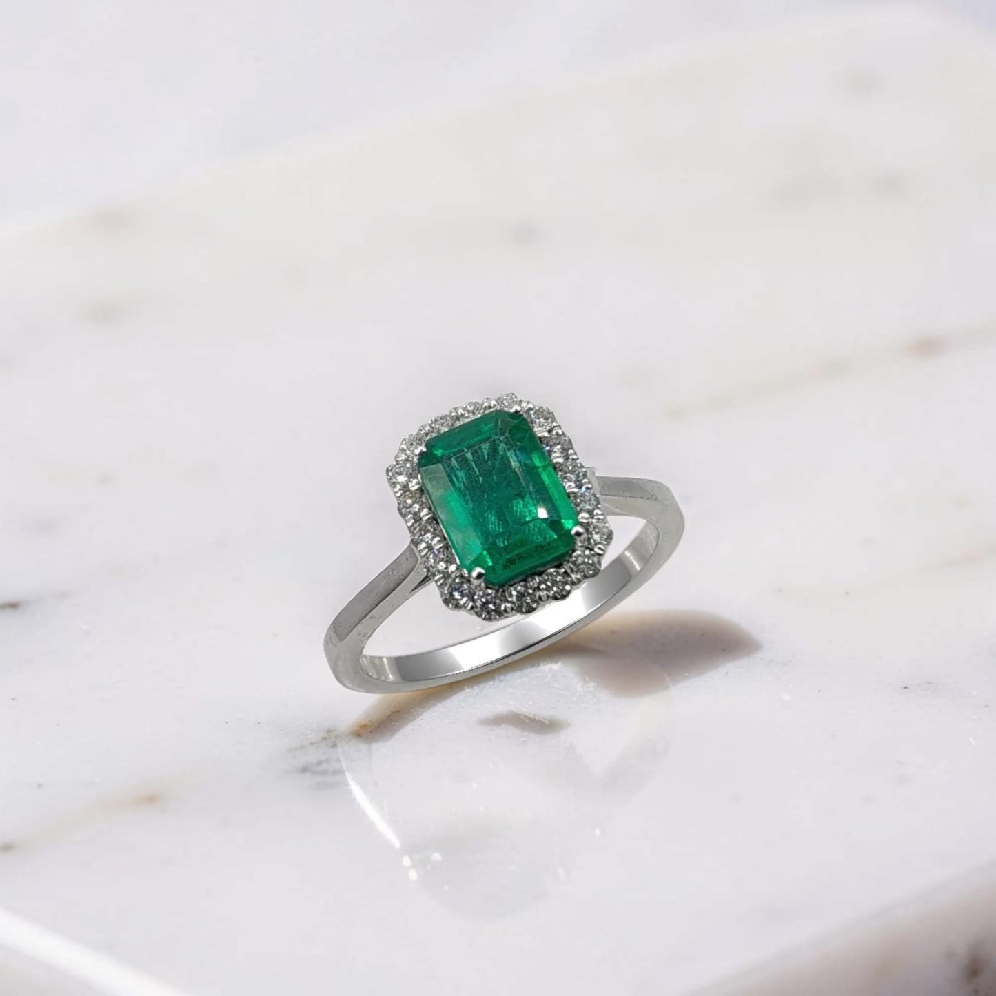 anello in oro bianco 18kt con smeraldo naturale 1,71 ct taglio smeraldo e diamanti 0,26 ct gioiello alta gioielleria