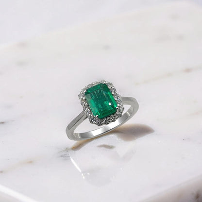 Anello in oro bianco 18Kt con smeraldo naturale 1,71 ct taglio smeraldo e diamanti 0,26 ct gioiello alta gioielleria