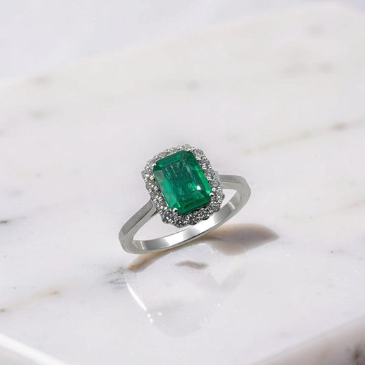 Anello in oro bianco 18Kt con smeraldo naturale 1,71 ct taglio smeraldo e diamanti 0,26 ct gioiello alta gioielleria